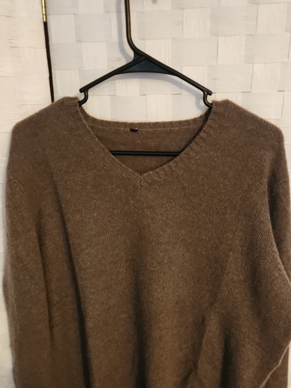 Bergdorf Goodman Italy 100% Cachmere Vneck Swester Sz L PTP 23 - Picture 2 of 4